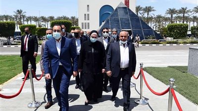 رئيس الوزراء يعود إلى القاهرة بعد زيارة تونس