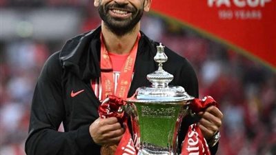محمد صلاح يحتفل بصحبة مؤمن زكريا بكأس الاتحاد الإنجليزي
