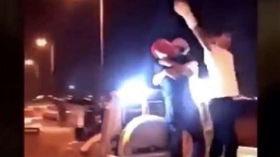 قاما بفعل فاضح.. القبض على شابين في الكويت (فيديو)