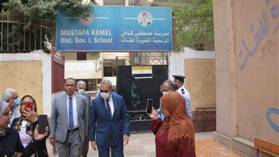 محافظ القليوبية يتفقد سير امتحانات الشهادة الإعدادية بمدارس بنها