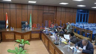 محافظ المنيا يبحث مع نواب البرلمان آليات تطوير وتحسين عدد من القطاعات الخدمية