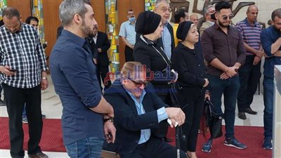 وصول جثمان الكاتب الراحل صلاح منتصر إلى مبنى مؤسسة الأهرام (صور)