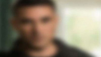 شاهد.. مطرب عالمي شهير يؤكد إسلامه بصورة أمام الكعبة