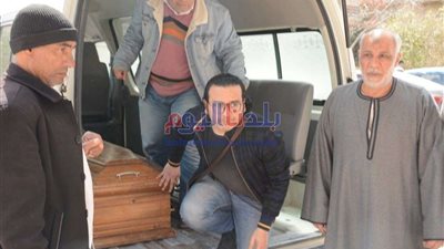 أحمد عزمي يُشيع جنازة والده وسط غياب الفنانين 