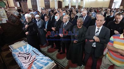 المئات يؤدون صلاة الجنازة على الكاتب الراحل صلاح منتصر بمسجد عمر مكرم (صور)