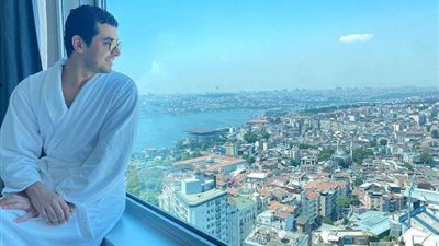 لما ربنا يكرمك كرم محمد كريم.. محمد أنور مازحا