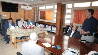 محافظ بني سويف يجتمع بمسؤولي الصحة لمناقشة الجهود المبذولة لتحسين مستوى الخدمة