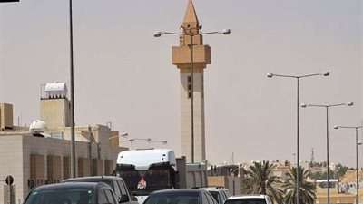 شاهد.. شاب يسرق  متعلقات أحد المساجد