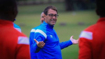 محاضرة للاعبي الأهلي قبل التحرك لاستاد لوكاس موريبي