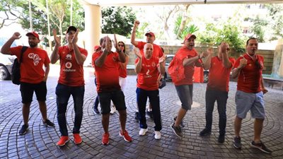 الجالية المصرية تؤازر الأهلي خارج فندق الإقامة في جنوب إفريقيا