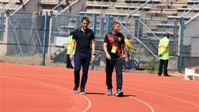 الجهاز الفني للأهلي يعاين أرضية استاد لوكاس موريبي