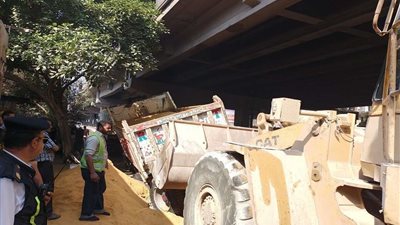 اختلال عجلة القيادة.. انقلاب سيارة نقل محملة بالرمال بوسط البلد