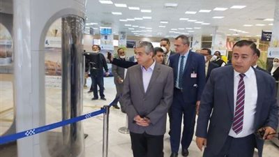 بالصور.. رئيس القابضة للمطارات يتفقد مطار شرم الشيخ للاطمئنان على حركة التشغيل