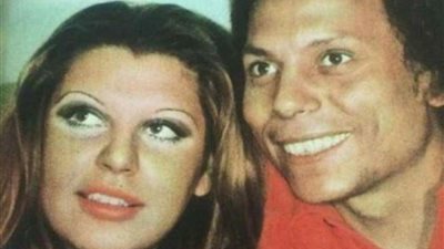 في عيد ميلاده الـ82.. ننشر صورة نادرة لأسرة الزعيم عادل إمام