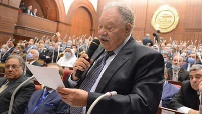 يكشف أكثر من البكيني.. البوركيني يضع يحيى الفخراني في أزمة