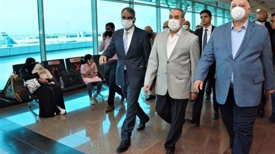 وزير الطيران المدني يستعرض الموقف التنفيذي لمشروع تطوير مطار سفنكس الدولي