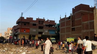 محاولة السيطرة على نشوب حريق مخزن مواد بترولية بقليوب.. صور