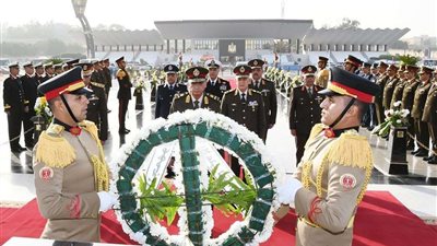 السيسى يُنيب وزير الدفاع في وضع إكليل الزهور على النصب التذكارى لشهداء القوات المسلحة