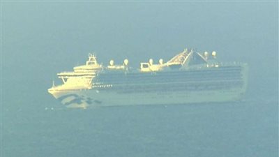 شاهد.. إجلاء ركاب السفينة الأمريكية الموبوءة بكورونا