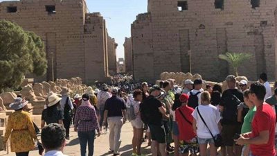 إقبال سياحي كبير على المناطق السياحية المختلفة بمدينة الأٌقصر