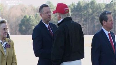 شاهد.. الرئيس الأمريكي يصافح عضوين بالكونجرس قبل الحجر الصحي