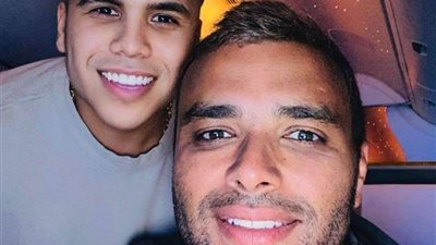 بالصور.. عمر كمال ورامي صبري يلتقيان داخل الطائرة