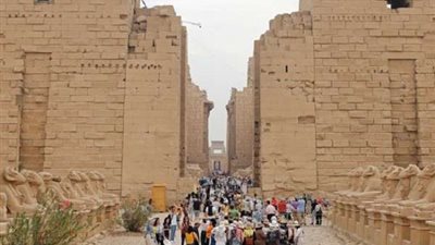 بالصور.. توافد أعداد كبيرة من السائحين إلى الأقصر في رحلة 