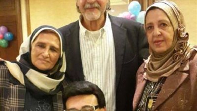 انهيار أشقاء سمير غانم عقب وصولهم إلى مدفنة لإحياء ذكرى وفاته الأولى