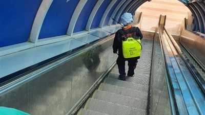 توزيع كمامات طبية على العاملين ومرتادي مرفق مترو الأنفاق