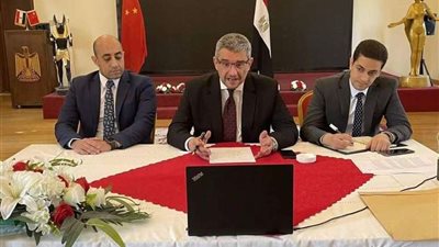 السفير المصري في بكين يلقي محاضرة في كلية الدفاع الوطنية الصينية