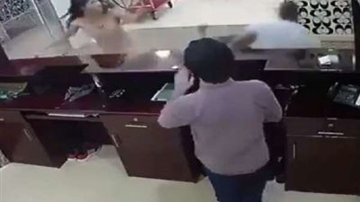 فيديو| علقة موت من فتاة لـ شاب مفتول العضلات.. والسبب صادم!