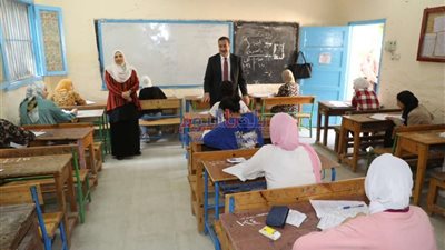محافظ المنوفية يتفقد عدداً من اللجان بمدرستى المساعي الحديثة والكوم الأخضر بشبين الكوم