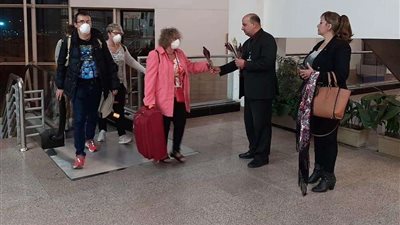 بالصور.. مغادرة 46 سائح الفندق العائم بالأقصر بعد اشتباه إصابتهم بكورونا