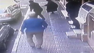 شاهد.. إيراني يعتدي بالضرب المبرح على سيدة