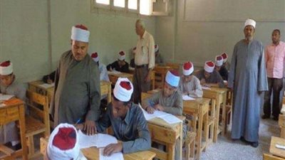 طلاب النقل الثانوي الأزهري يؤدون امتحان الفيزياء والكيمياء.. اليوم