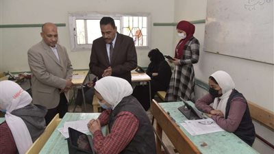 طلاب 2 ثانوي يدخلون على منصة الامتحان لاستكمال أسئلة اللغة الثانية بالتابلت