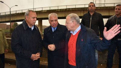 محافظ القليوبية ومدير الأمن يشرفان على شفط المياه من الطريق الزراعي