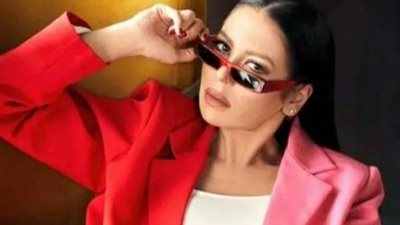 بدلة بالأحمر والفوشيا..لقاء الخميسي تتألق في أحدث ظهور لها