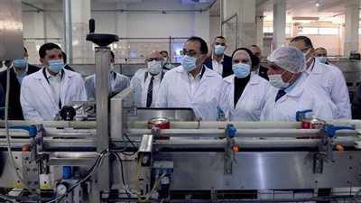 أستاذ اقتصاد: الدولة تتجه لتخفيف العبء عن التصنيع المحلي