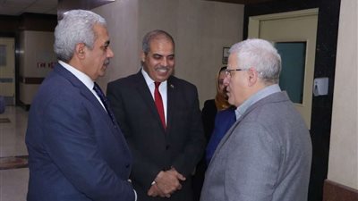 رئيس جامعة الأزهر يتابع غرفة العمليات الطارئة بقطاع المستشفيات لمواجهة كورونا