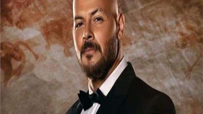 أحمد التهامي يتحدى عاصفة التنين برقصة بالشمسية ..فيديو