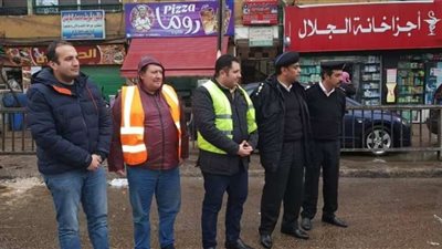 بالصور.. نائب محافظ القاهرة ورئيس حي الزاوية يتابعان أعمال شفط تجمعات مياه الأمطار