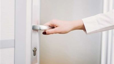 أبرزها مقابض الباب.. أماكن يمكن أن تنقل الفيروسات