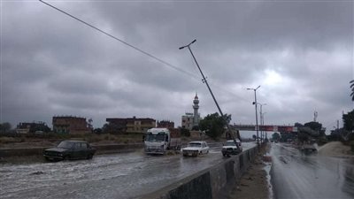 الرياح تتسبب في ميل أعمدة الإنارة بالطريق الزراعي بالقليوبية