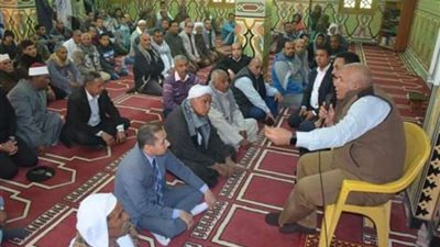 محافظ الوادي الجديد يلتقي أهالي مركز باريس للوقوف على مشكلاتهم