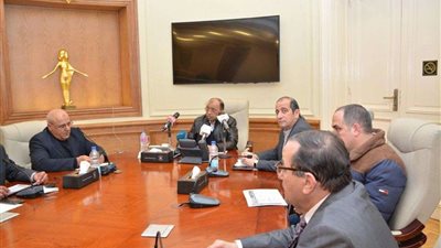 وزير التنمية المحلية يتابع مع غرفة العمليات تطورات الوضع وحالة الطقس بالمحافظات