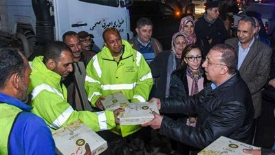 محافظ الإسكندرية يوزع ١٢٠٠ وجبة علي رجال الصرف الصحي والنظافة والأحياء