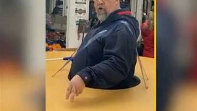 في مشهد طريف.. حيلة غريبة للوقاية من ‎كورونا (فيديو)