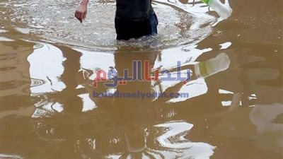 بالصور.. الأطفال تسبح في مياه الأمطار بالباجور