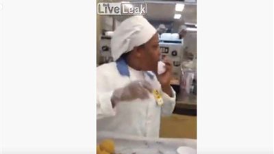 فيديو.. موظفة مطعم تنقل رزاز الفيروسات للزبائن